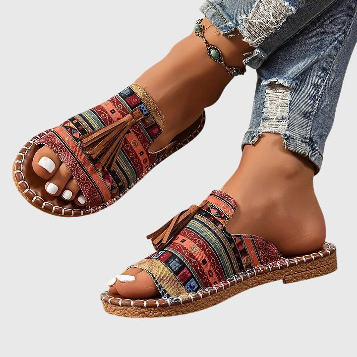 Giuliana™ – Boho nazouvací sandály se střapcem
