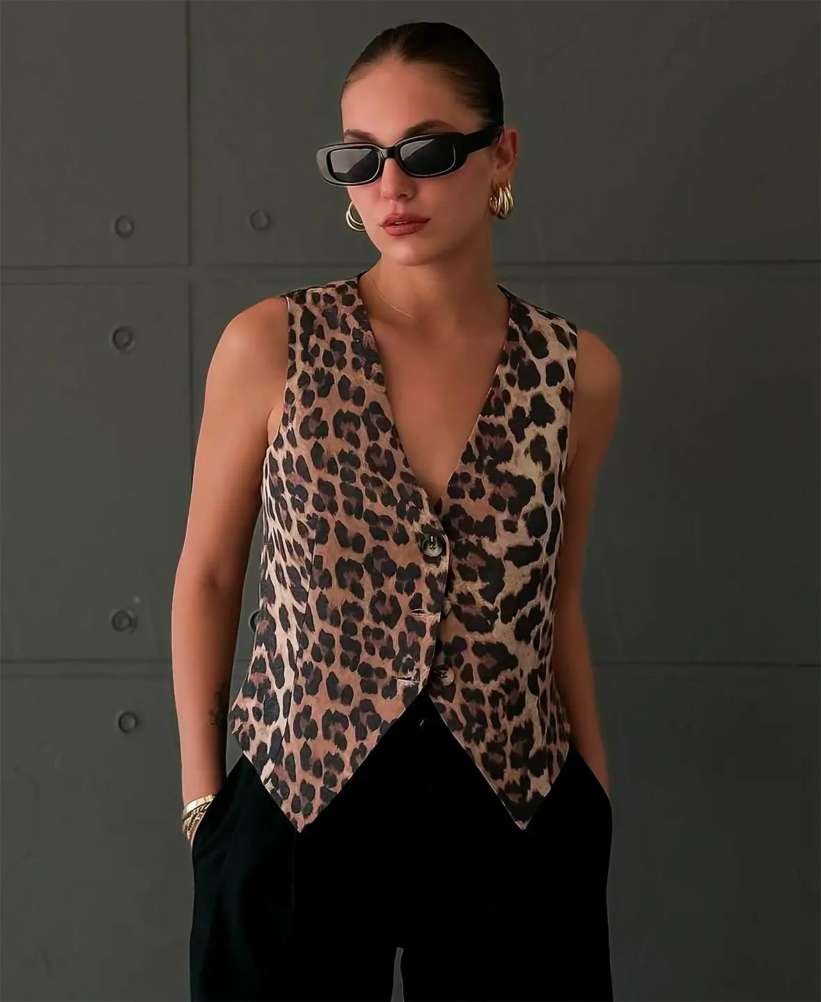 Daria - Přiléhavá dámská vesta s leopardím vzorem a hlubokým V výstřihem