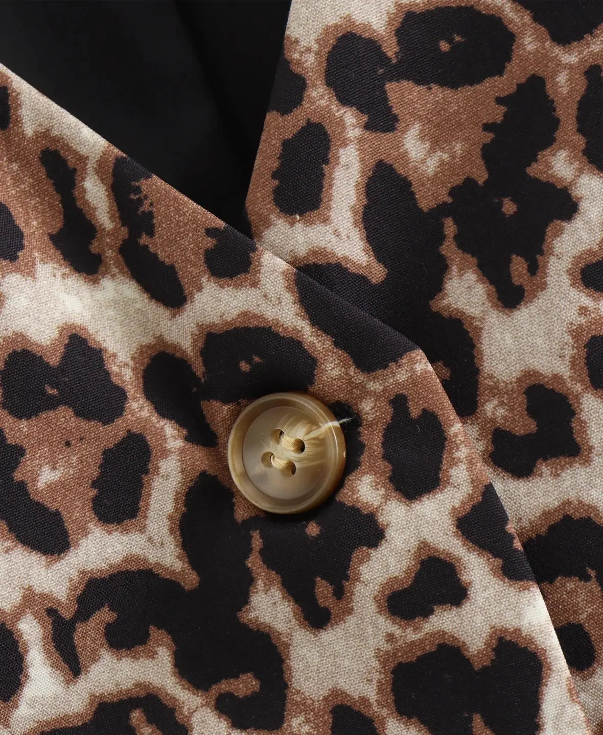 Daria - Přiléhavá dámská vesta s leopardím vzorem a hlubokým V výstřihem