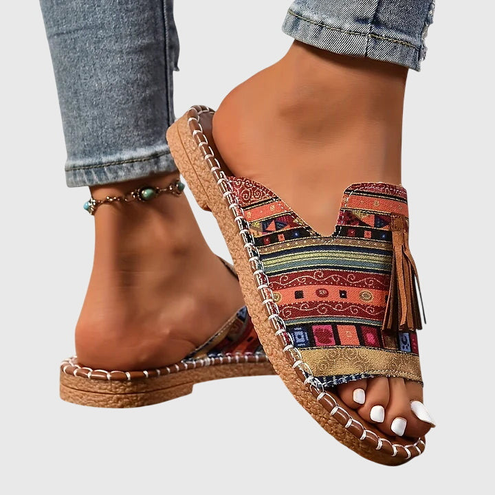 Giuliana™ – Boho nazouvací sandály se střapcem