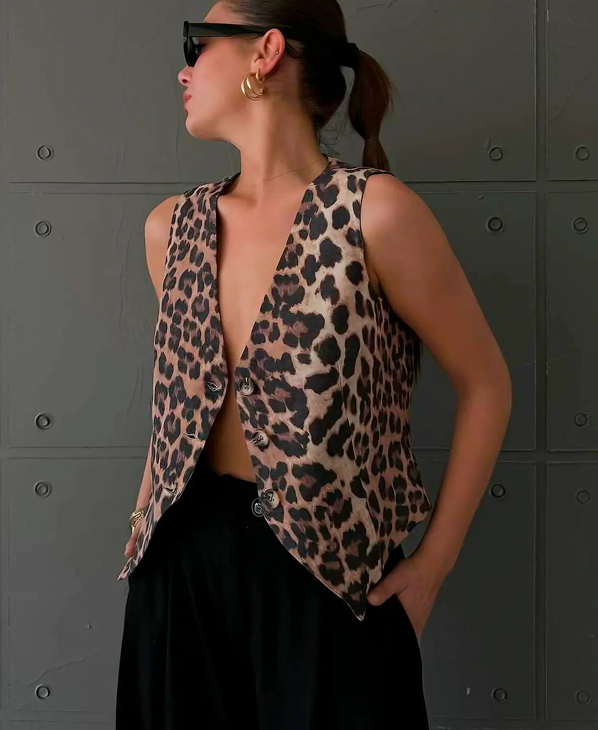 Daria - Přiléhavá dámská vesta s leopardím vzorem a hlubokým V výstřihem