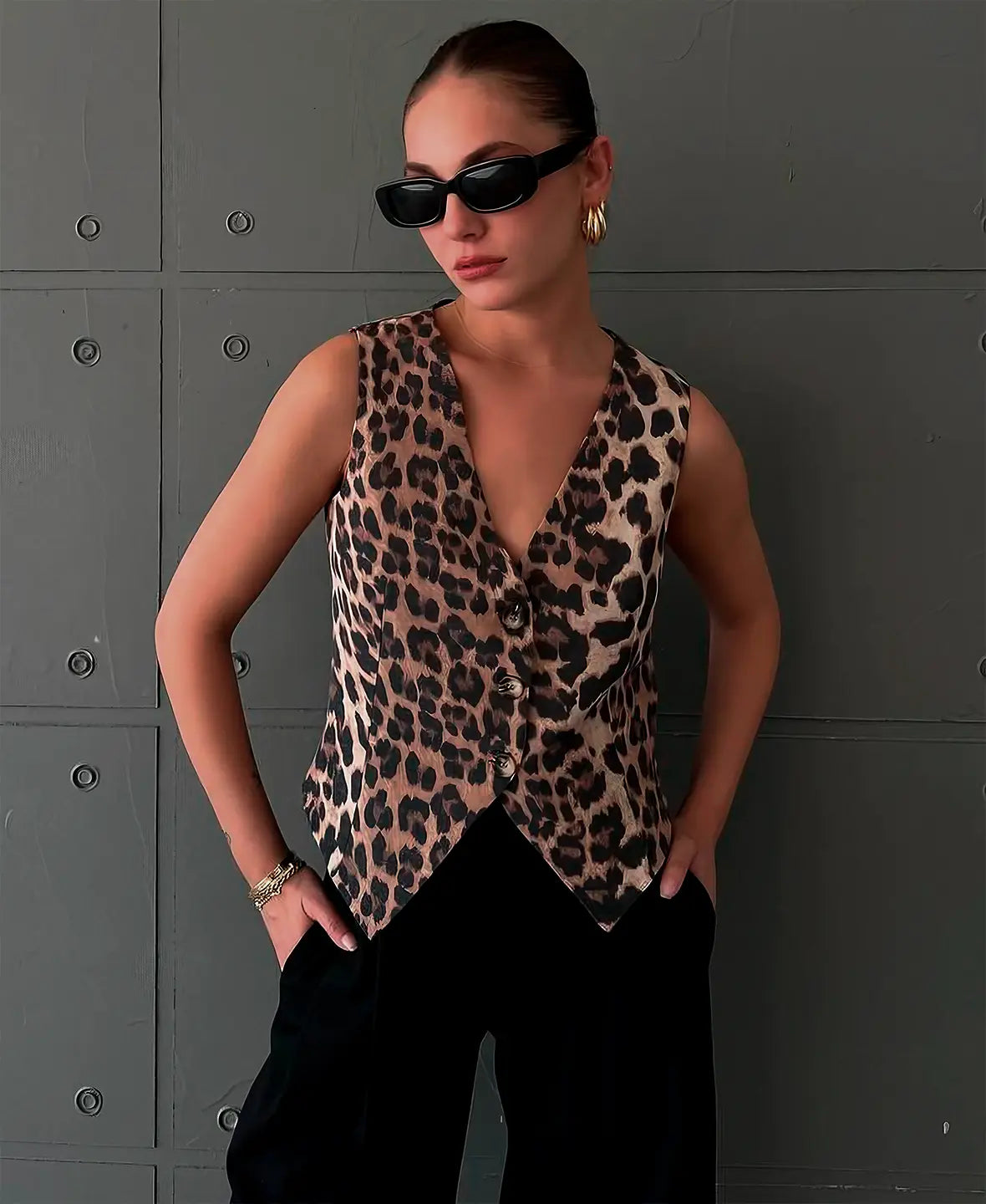Daria - Přiléhavá dámská vesta s leopardím vzorem a hlubokým V výstřihem