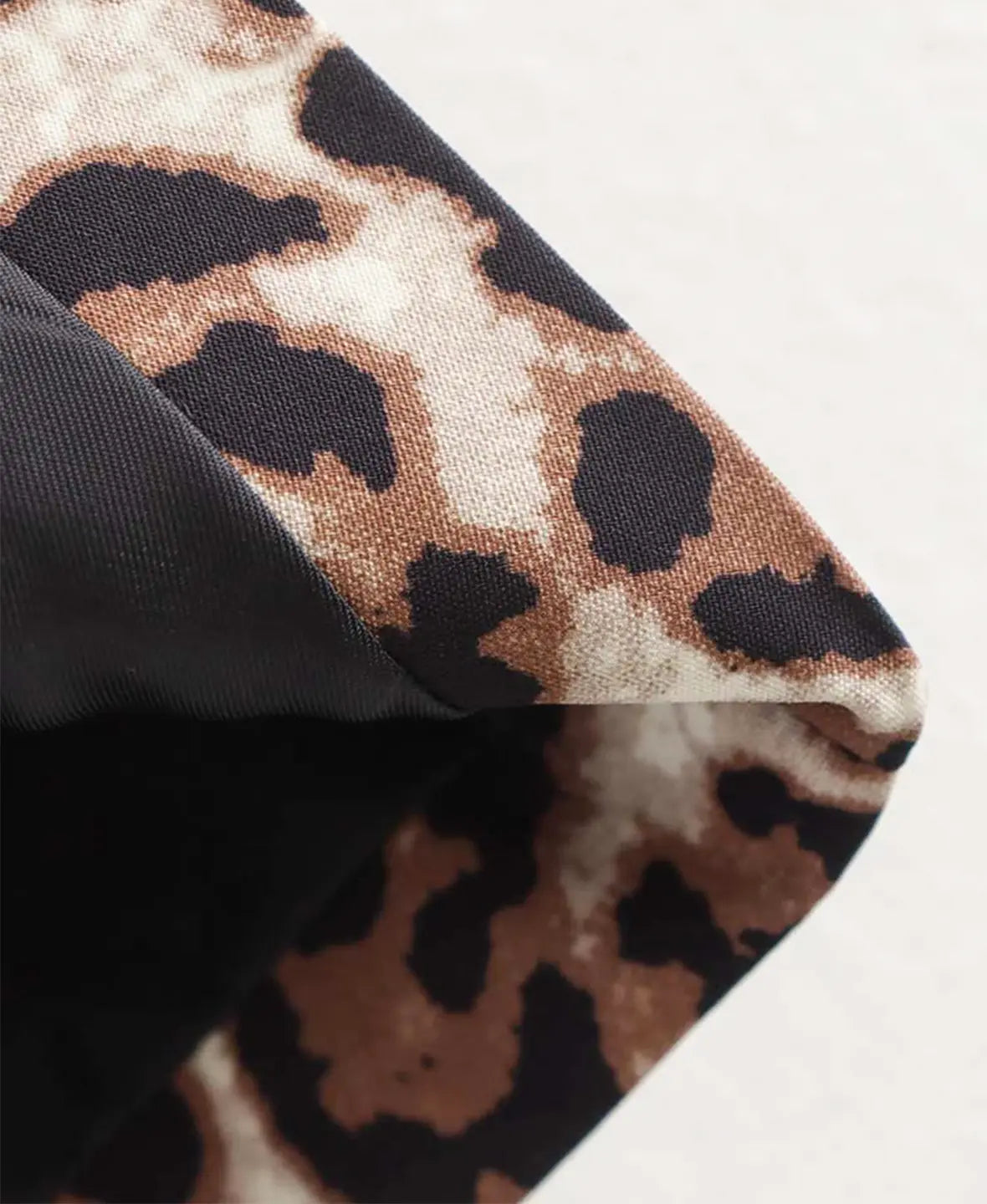 Daria - Přiléhavá dámská vesta s leopardím vzorem a hlubokým V výstřihem